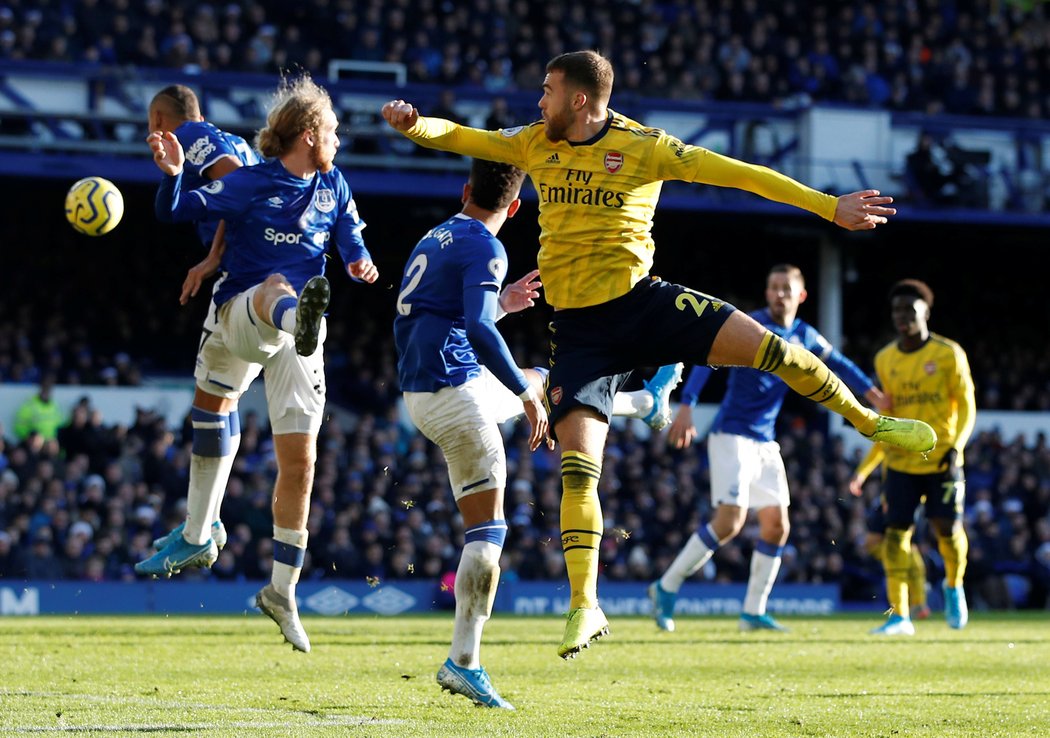 Calum Chambers v akci ve vápně Evertonu