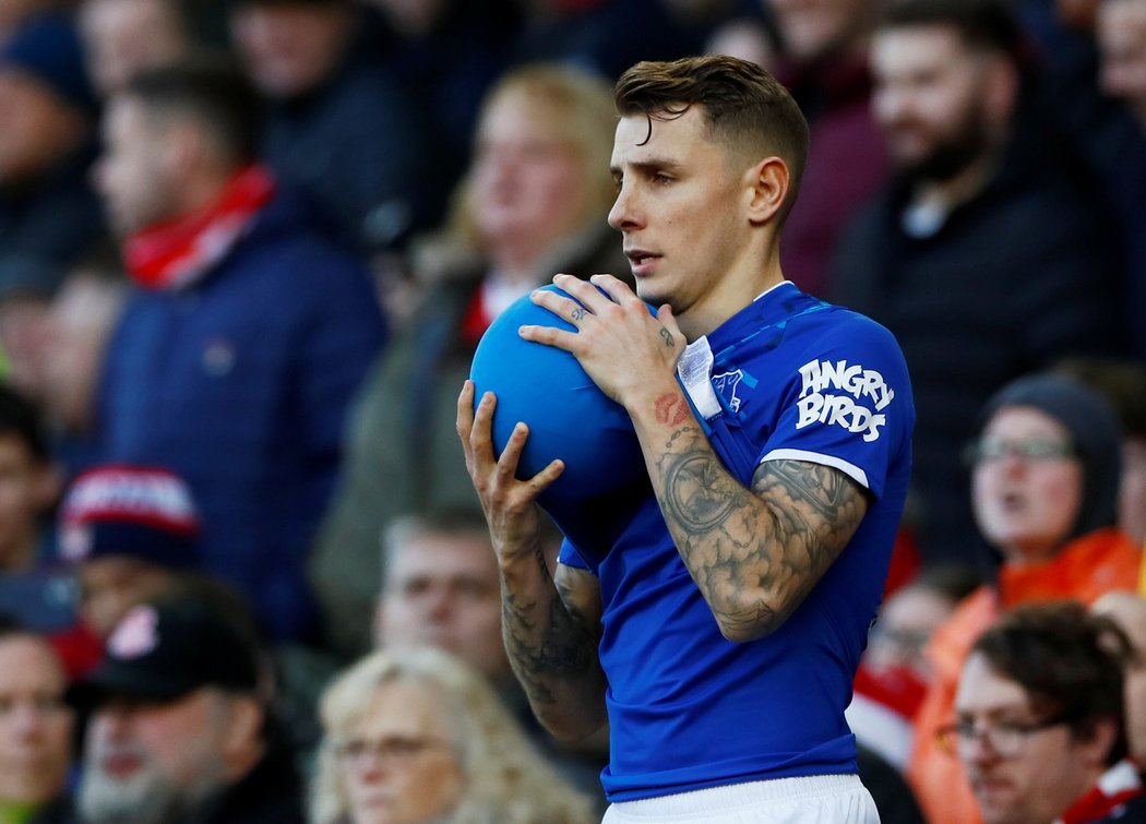 Lucas Digne se chystá na autové vhazování