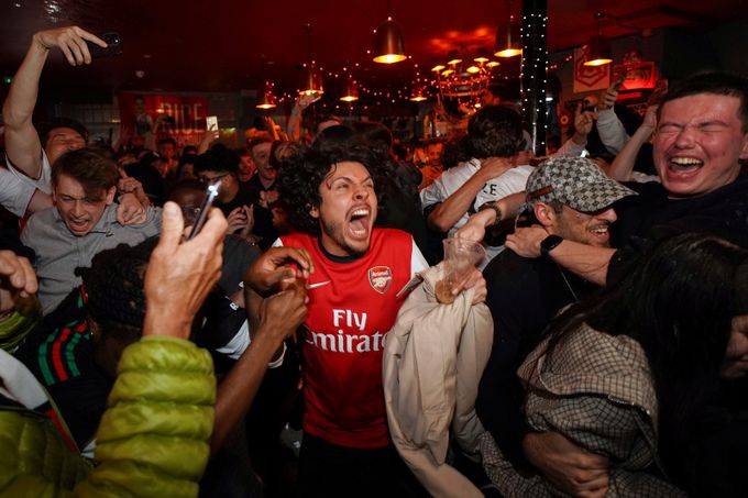 City zakopli a Arsenal slaví titul v Premier League po 22 letech! Tottenham odvrací sestup City zakopli a Arsenal slaví titul v Premier League po 22 letech! Tottenham odvrací sestup