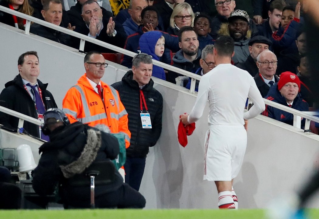 Granit Xhaka si ihned po střídání v zápase s Crystal Palace svlékl dres