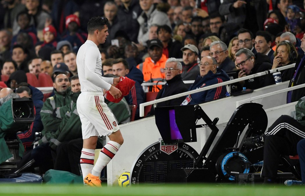 Granit Xhaka si ihned po střídání v zápase s Crystal Palace svlékl dres