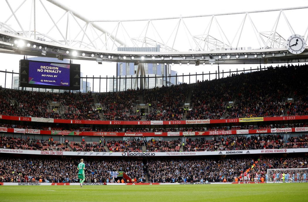 Pohled na zaplněné tribuny stadionu Arsenalu