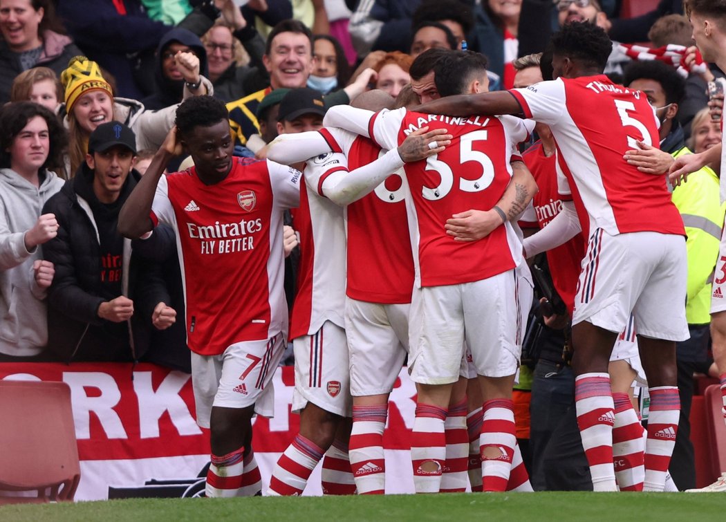 Radost hráčů Arsenalu po trefě do sítě Manchesteru City