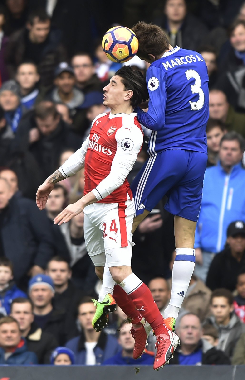 Hector Bellerin z Arsenalu šel po souboji s rivalem Marcosem Alonsem z Chelsea k zemi už po čtvrt hodině