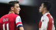 Mesut Özil i Alexis Sánchez jsou terčem kritiky po žalostných výkonech Arsenalu