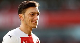 Odchod se nekoná. Özil nikam nepůjde, miluje Arsenal, říká agent