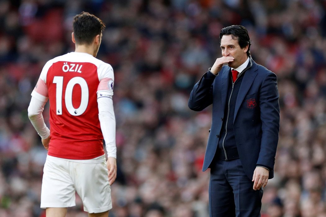 Záložník Arsenalu Mesut Özil a trenér Unai Emery