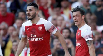 Další incidenty. Özil i Kolašinac po přepadení zmeškají start ligy