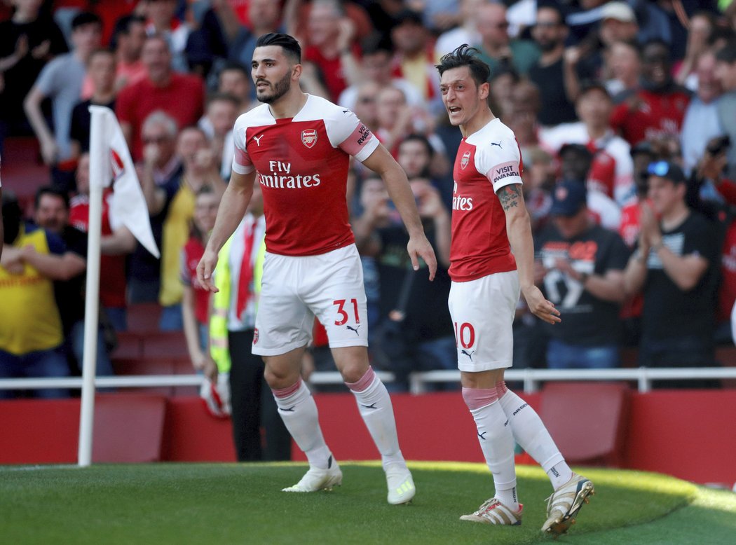 Mesut Özil a Sead Kolašinac nenastoupí za Arsenal v úvodu Premier league