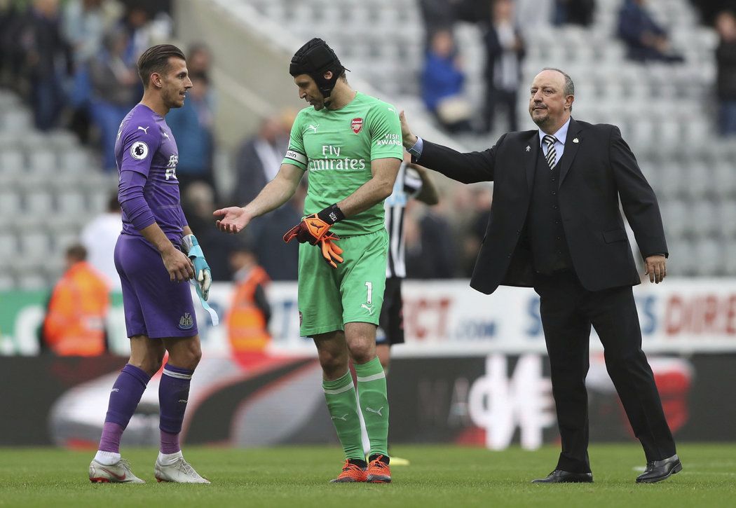 Petr Čech se po výhře nad Newcastlem pozdravil s Rafou Benítezem i slovenským gólmanem Martinem Dúbravkou