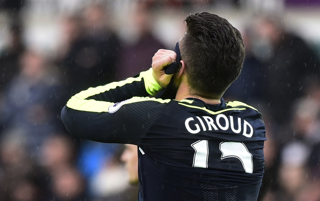 Olivier Giroud opět dal gól za Arsenal a otevřel skóre proti Swansea