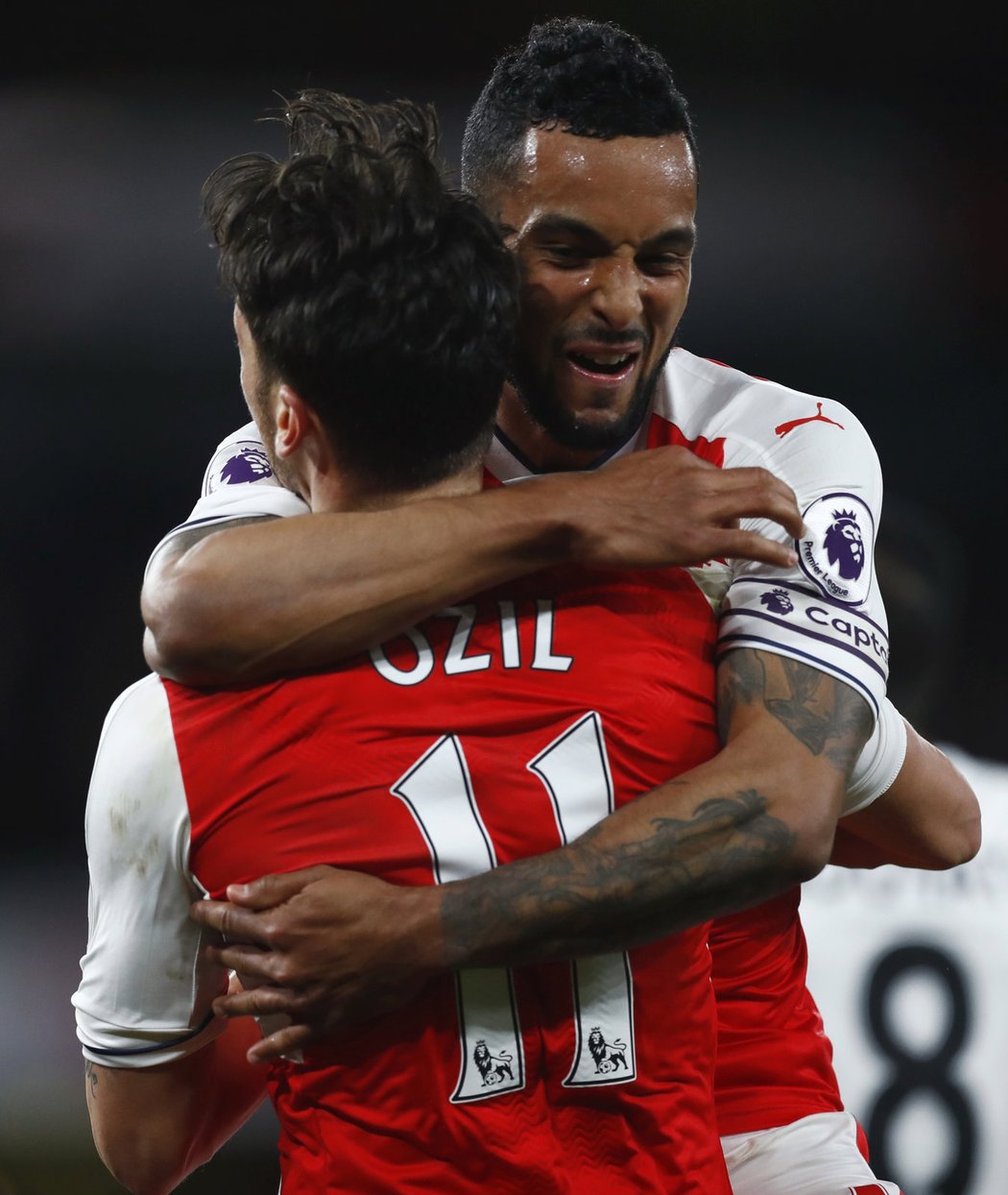 Kapitán Arsenalu Theo Walcott slaví branku Mesuta Özila