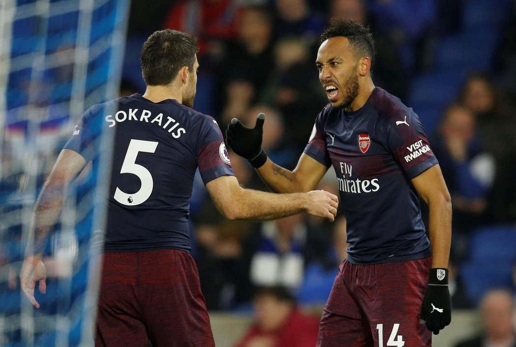 Pierre-Emerick Aubameyang slaví úvodní branku Arsenalu do sítě Brightonu