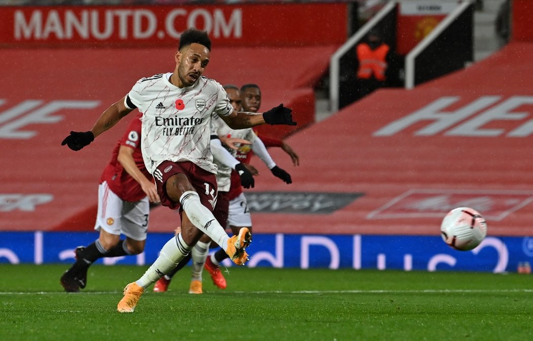 Pierre-Emerick Aubameyang rozhodl gólem z penalty o výhře Arsenalu nad Manchesterem United 1:0