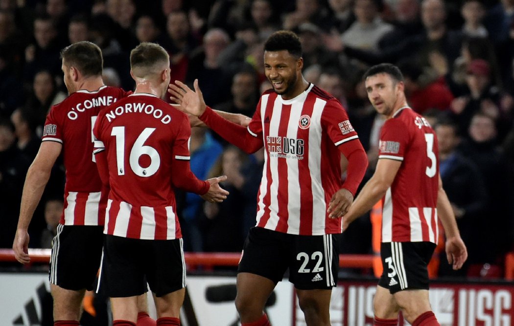 Fotbalisté Sheffieldu slaví branku do sítě Arsenalu