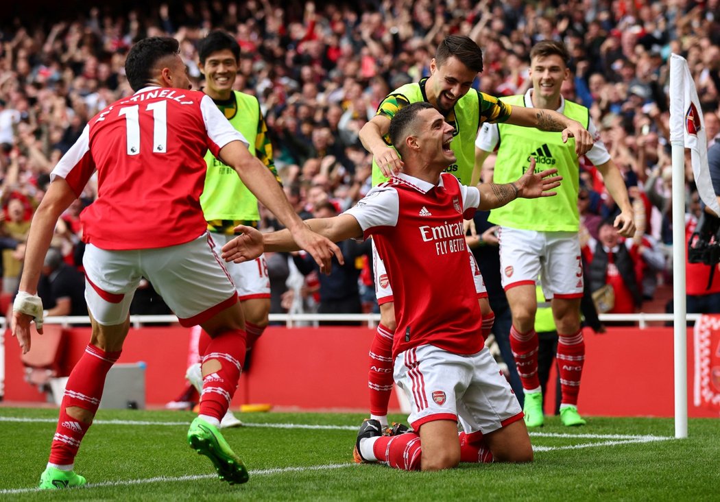 Hráči Arsenalu se radují z trefy Granita Xhaky