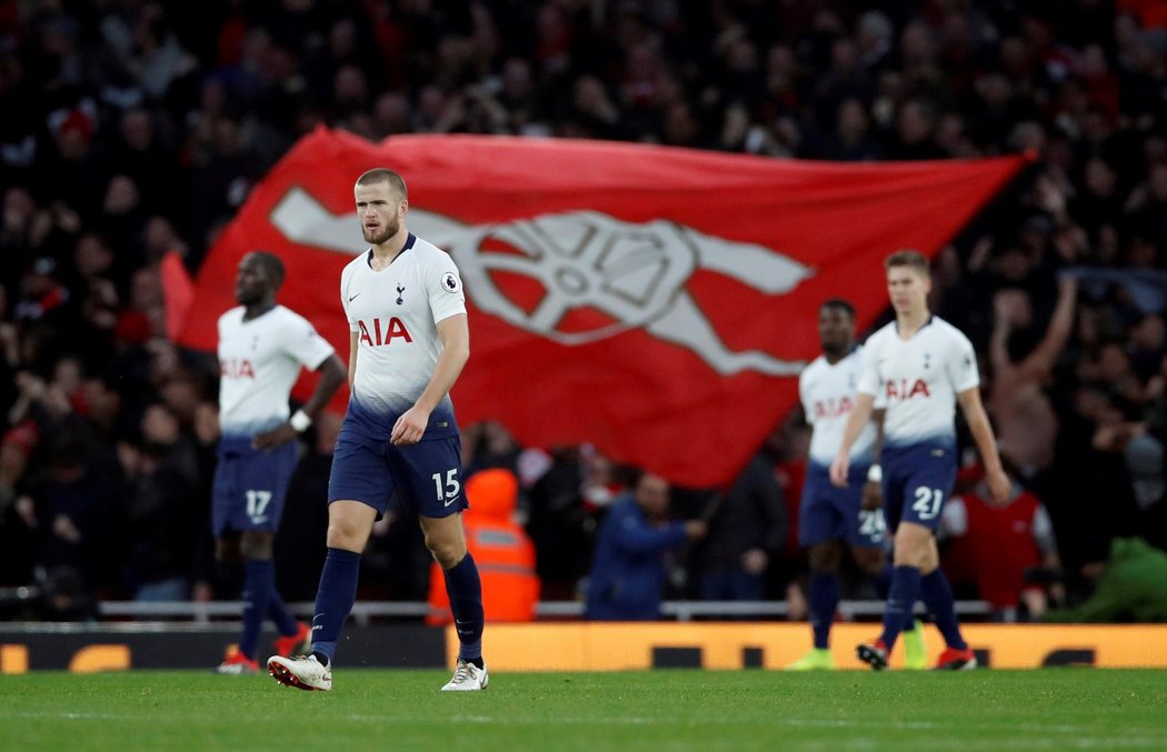 Zklamaní hráči Tottenhamu po prohře s Arsenalem