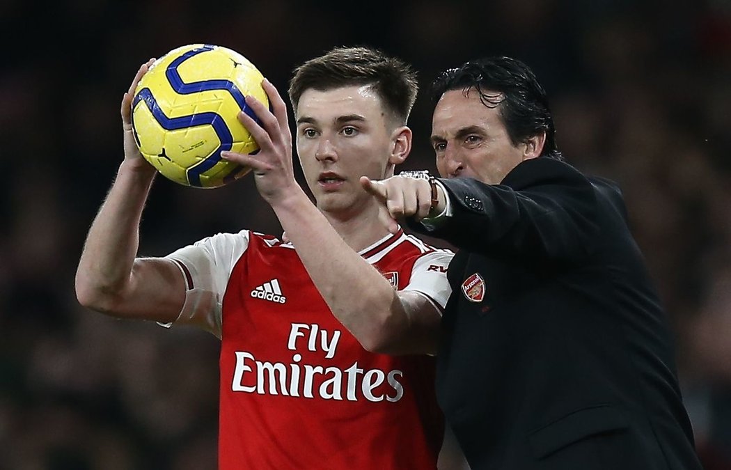 Trenér Unai Emery radí Kieranu Tierneymu, kam vhodit balon během zápasu Arsenalu se Southamptonem