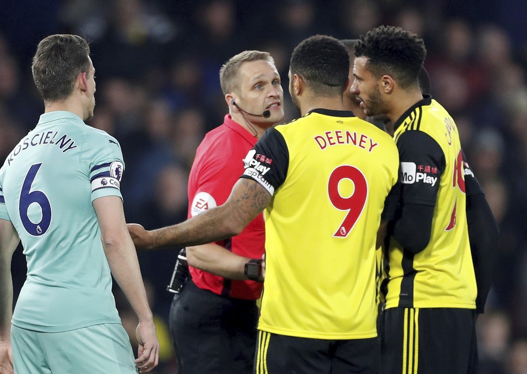 Troy Deeney z Watfordu dostal už v jedenácté minutě červenou kartu