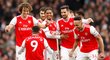 Fotbalisté Arsenalu slaví branku v utkání s West Hamem