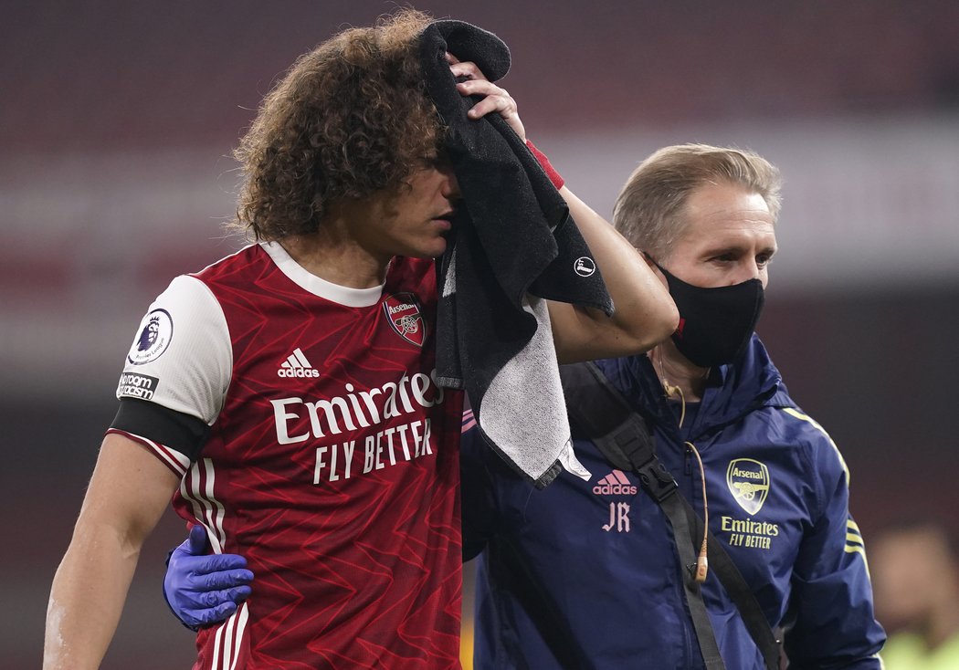David Luiz hrál i po děsivé srážce, přes bandáž mu později začala téct krev