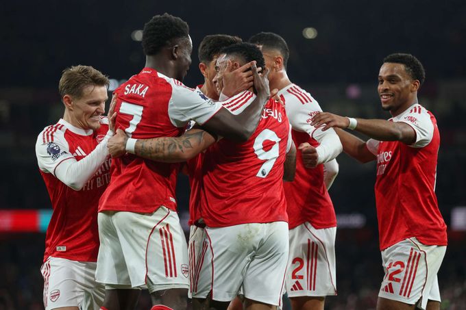 Wolves trápili Arsenal, favorit rozhodl až v nastavení. Salah překonal Rooneyho Wolves trápili Arsenal, favorit rozhodl až v nastavení. Salah překonal Rooneyho