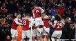 Velká radost domácích hráčů Arsenalu po druhém gólu do sítě rivala