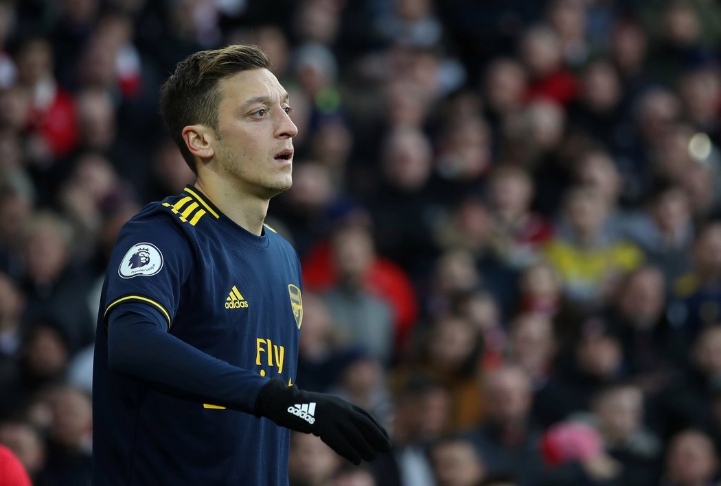 Mesut Özil během utkání v Norwichi