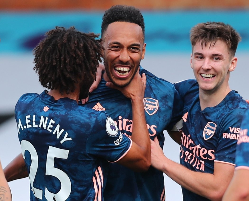 Radost hráčů Arsenalu po trefě Pierra-Emericka Aubameyanga (uprostřed)