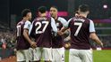 Hráči Aston Villy slaví gól do sítě United
