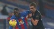 Tomáš Souček (8) brání útočníka Crystal Palace Christiana Bentekeho