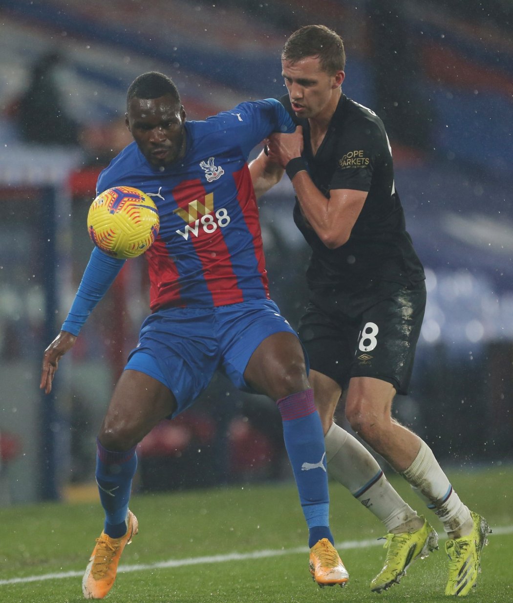 Tomáš Souček (8) brání útočníka Crystal Palace Christiana Bentekeho