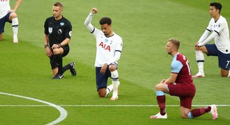 Pokrytectví Premier League. Hráči klečí i proti svým milionům liber