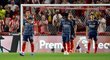 Zklamaní fotbalisté Arsenalu po druhém inkasovaném gólu proti Brentfordu