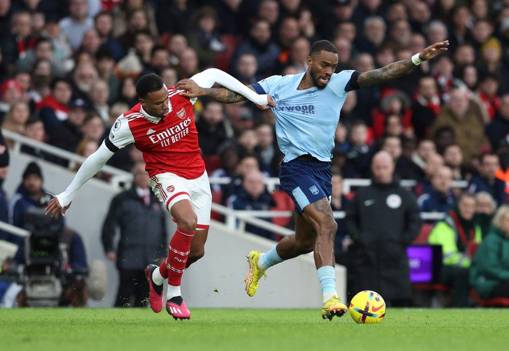 Útočník Brentfordu Ivan Toney v zápase s Arsenalem