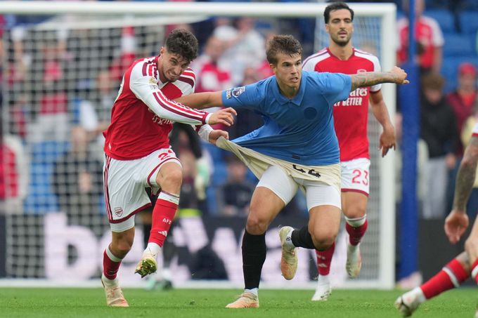 Tvrdá porážka Arsenalu v Brightonu. Kinský dostal tři góly, Horníček slaví vítězství Tvrdá porážka Arsenalu v Brightonu. Kinský dostal tři góly, Horníček slaví vítězství