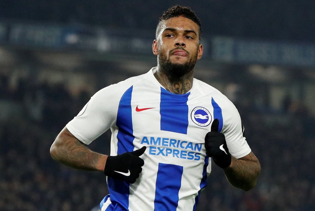 Útočník Brightonu Jürgen Locadia slaví vyrovnávací branku do sítě Arsenalu