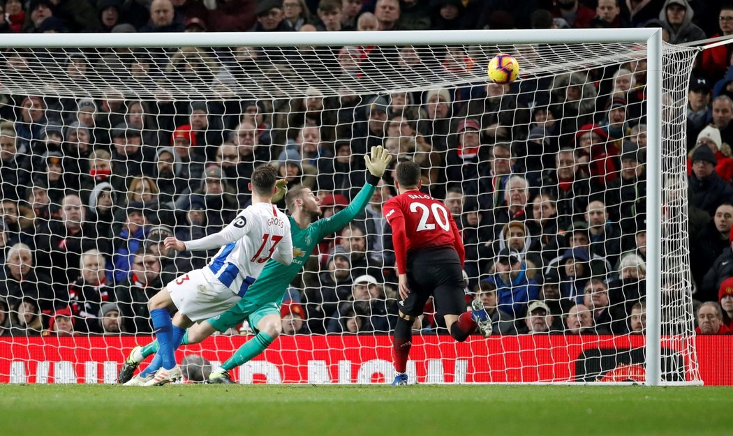 Záložník Brightonu Pascal Gross zamířil přesně pod břevno a na hřišti United snížil na 1:2