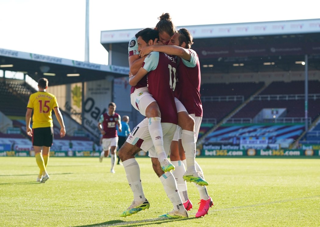 Radost hráčů Burnley po gólu Jaye Rodrigueze proti Watfordu