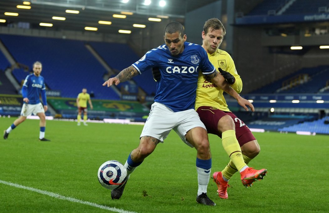 Český útočník Matěj Vydra pomohl asistencí k nečekané venkovní výhře Burnley 2:1 nad Evertonem.