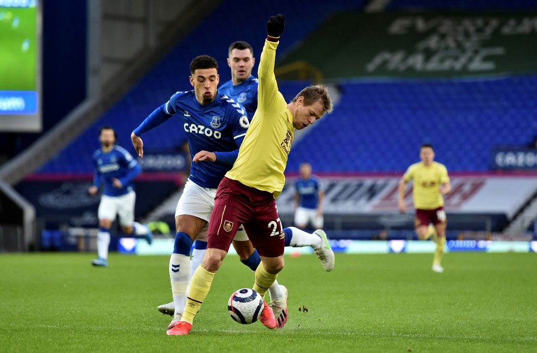 Český útočník Matěj Vydra pomohl asistencí k nečekané venkovní výhře Burnley 2:1 nad Evertonem.