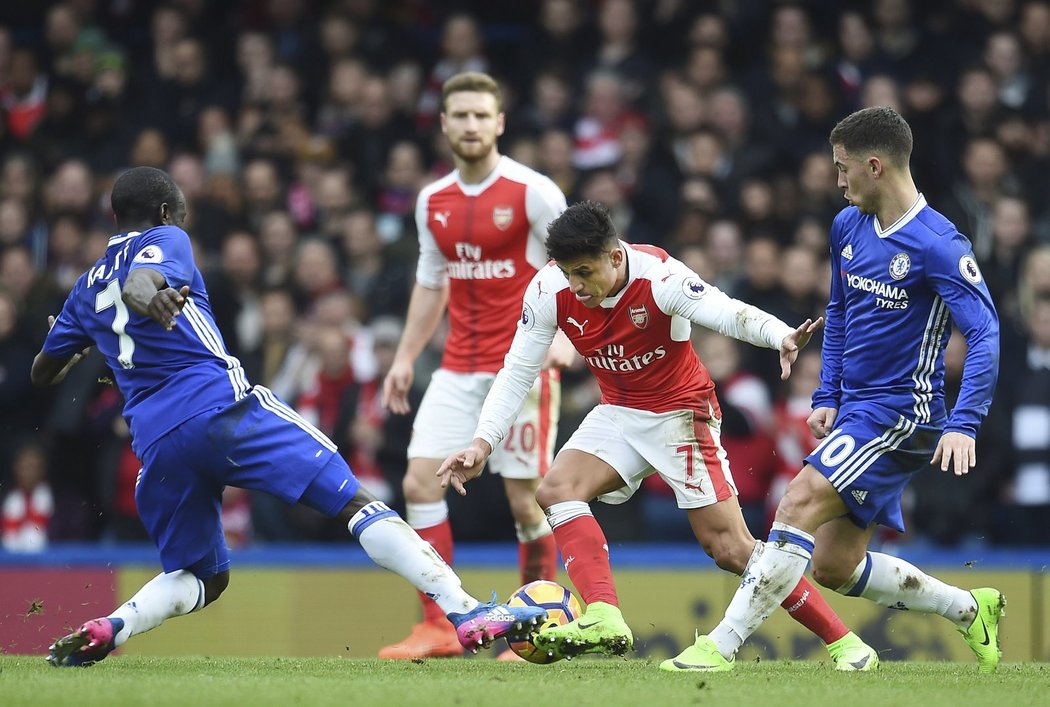 Alexis Sánchez bojuje s dvojicí Hazard - Kanté v zápase Chelsea s Arsenalem