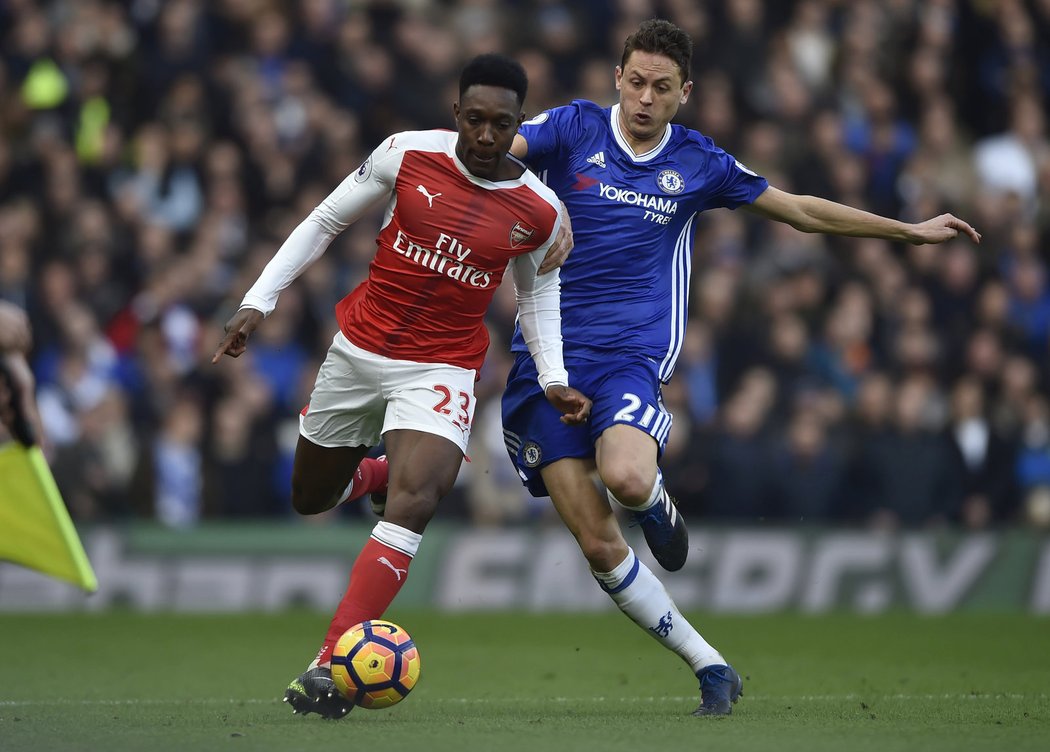 Střídající Danny Welbeck z Arsenalu se snaží pláchnout záložníkovi Chelsea Nemanjovi Matičovi