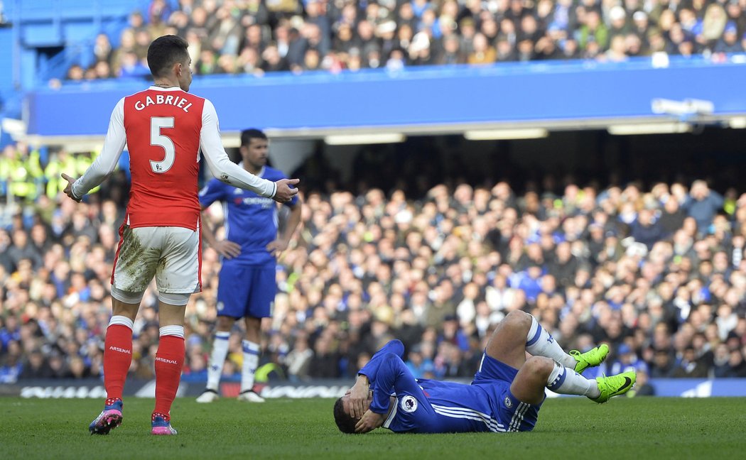 Msta za Bellerina? Obránce Arsenalu Gabriel trefil loktem do obličeje soupeře z Chelsea, střelce druhé branky Edena Hazarda