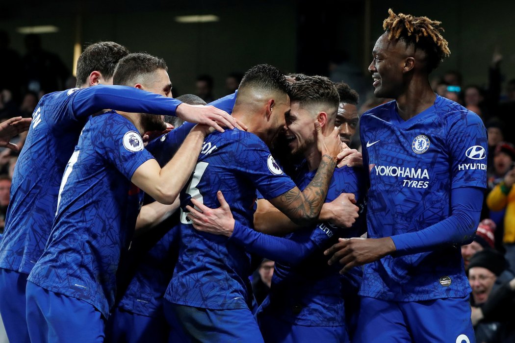 Radost hráčů Chelsea po Jorginhově penaltě