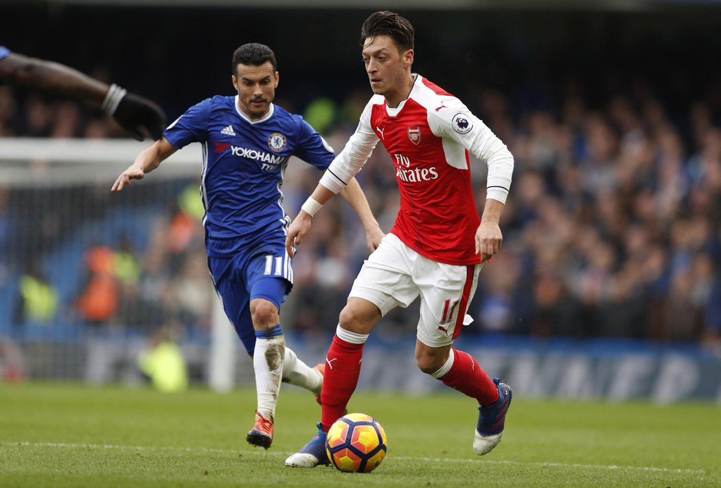 Mesut Özil z Arsenalu se snaží vymyslet útočnou akci v zápase proti Chelsea