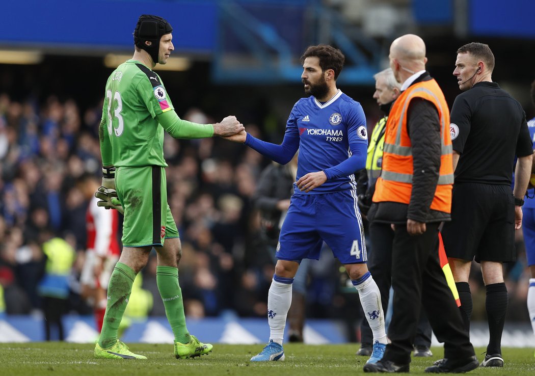 Petr Čech daroval Chelsea třetí gól, když se jeho odkop snesl jen k nohám Cesca Fabregase