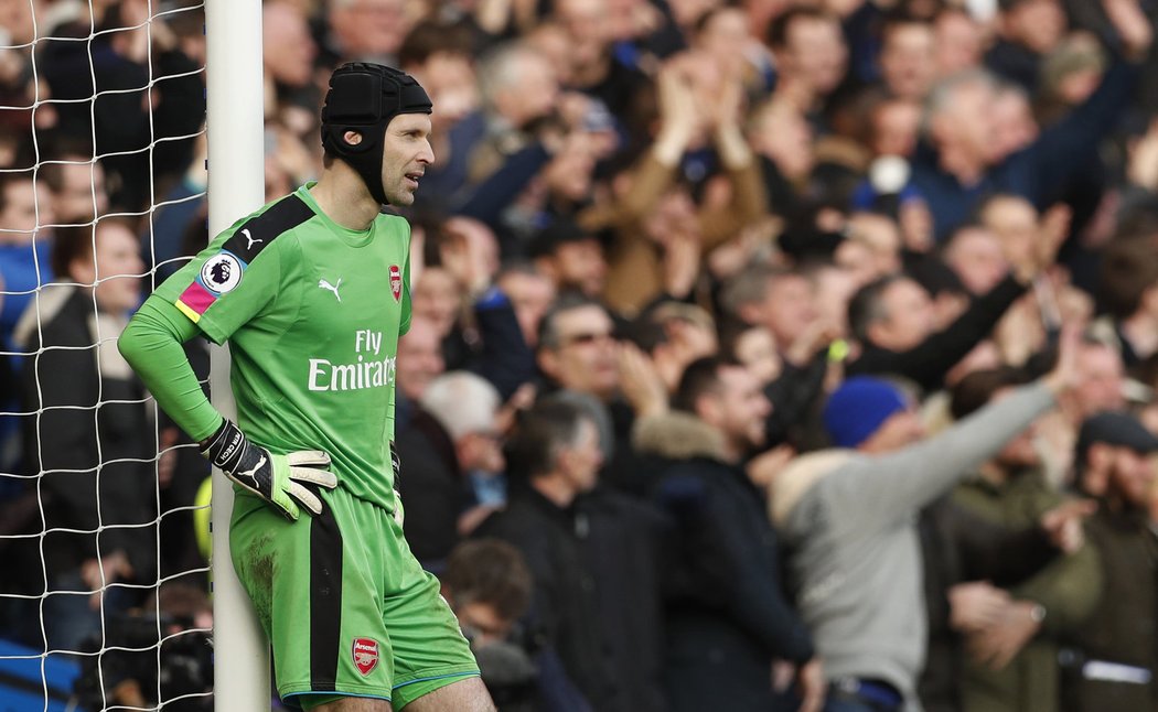 Brankář Arsenalu Petr Čech chyboval před gólem Cesca Fabregase, který zvýšil vedení Chelsea na 3:0