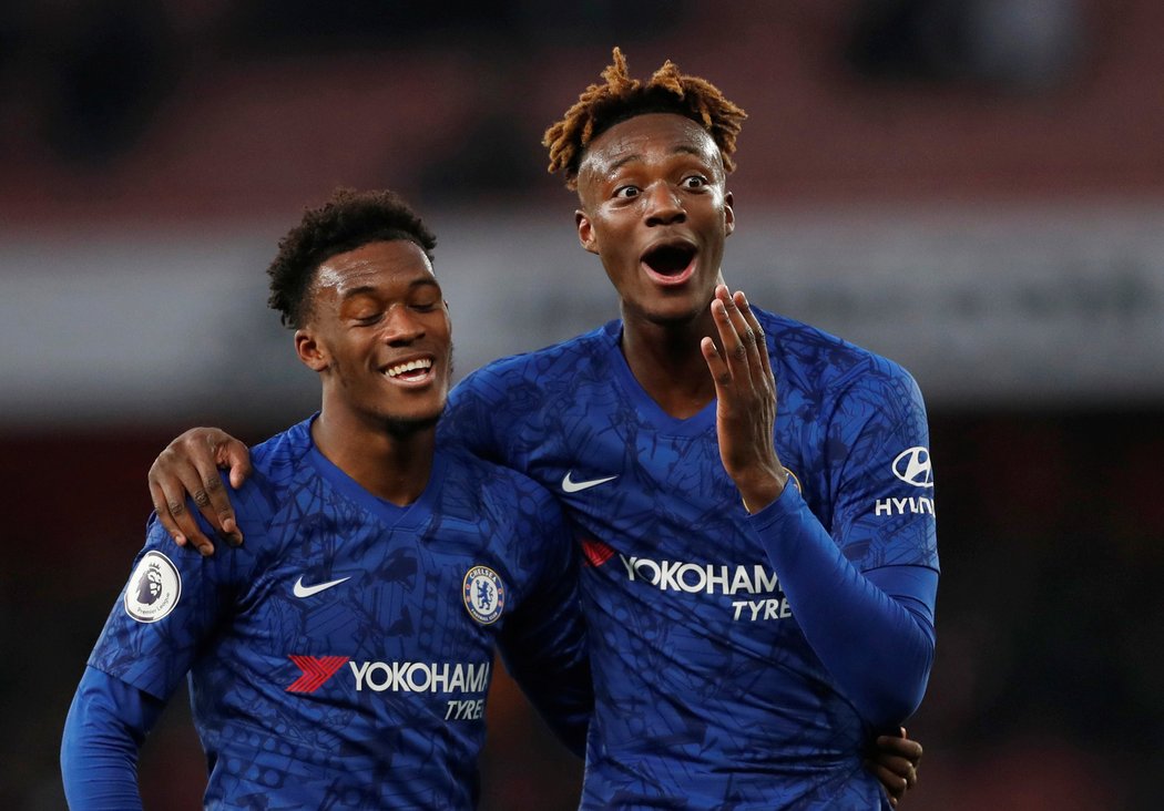 Tammy Abraham (vpravo) a Callum Hudson-Odoi v euforii po trefě na Emirates Stadium