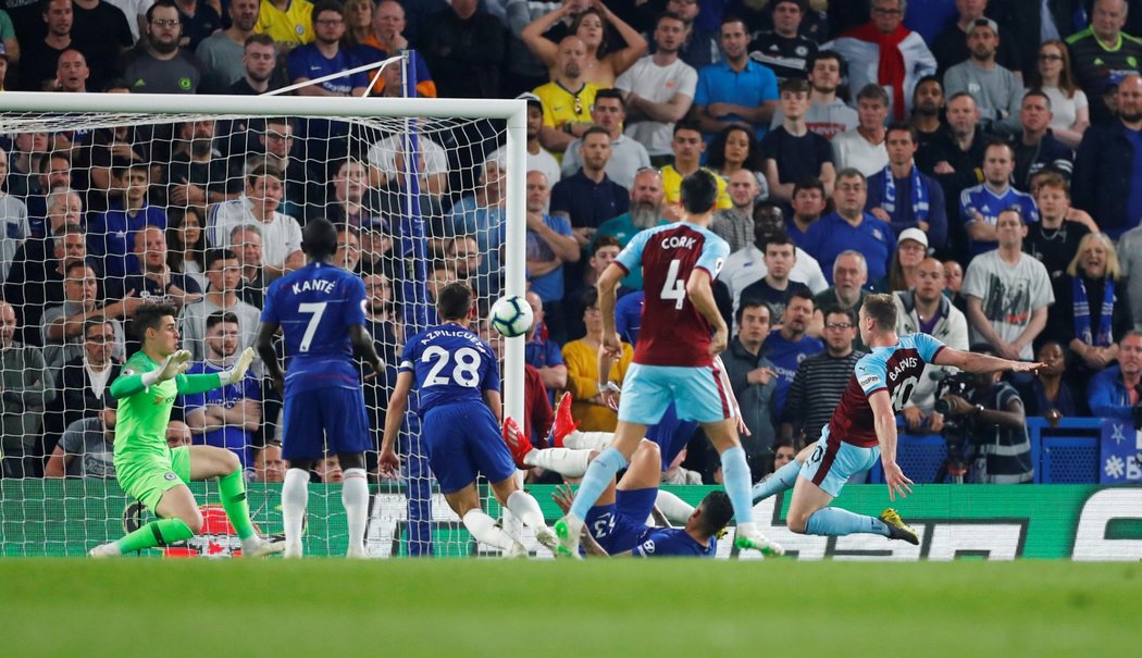 Ashley Barnes vstřelil druhou branku Burnley v utkání s Chelsea